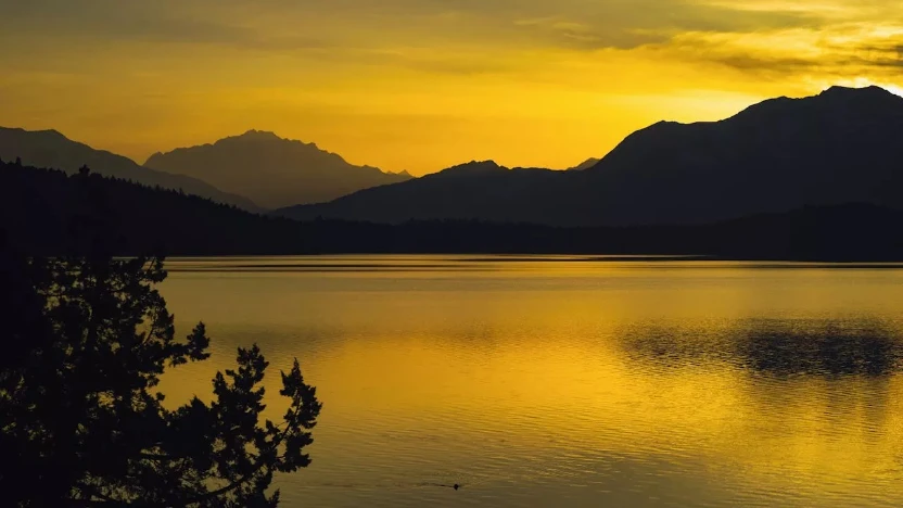 The Lake That Changes Color Three Times a Day